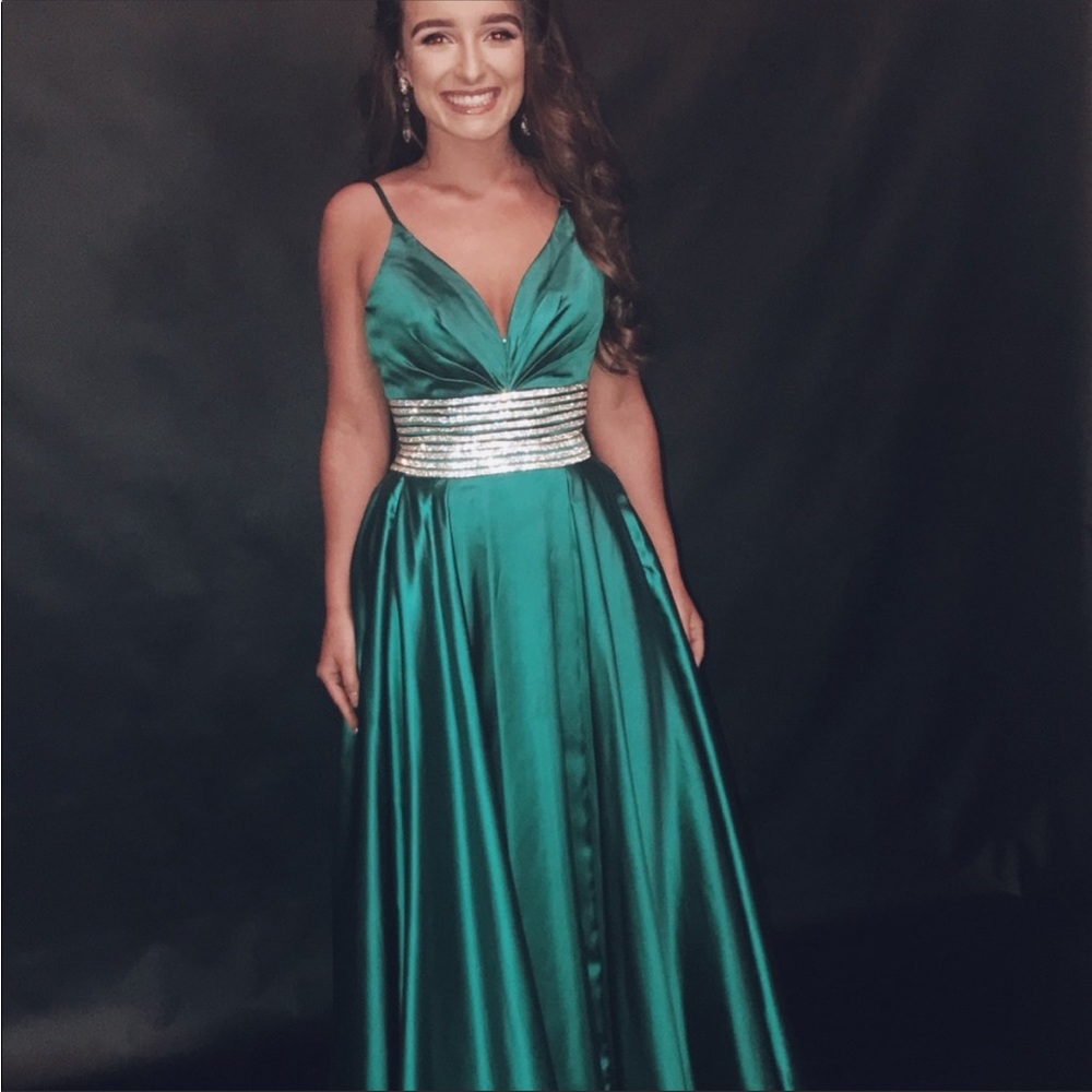 Sherri hill dress size 2 has a slit and pockets!